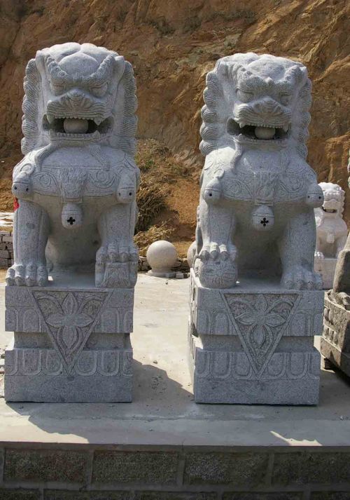 雕刻石獅子